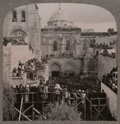 Menschenmengen füllen jede Nische der Grabeskirche, um 1900