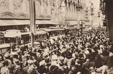 Menschenmengen in der Oxford Street während des Bankfeiertags nach der Krönung König Georgs VI., 1937