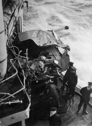 Beschädigte Flugabwehrkanone auf dem britischen Schlachtschiff HMS Malaya, vor der Küste Portugals, 1937