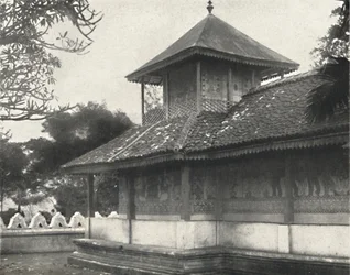 Dewale s. Tafel 58 bei der Dagoba des Heiligen Zahnes in Kandy, 1926