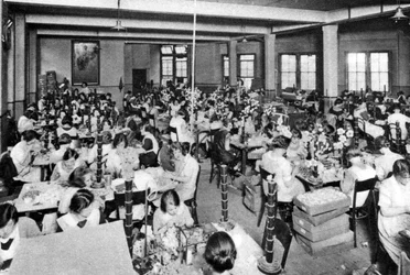 Behinderte Mädchen arbeiten in der Watercress and Flower Girls Christian Mission, London, 1926-1927