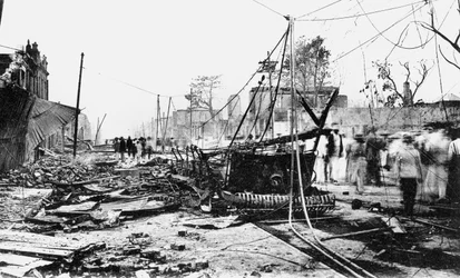 Erdbebenschäden und ein verbranntes Auto, King Street, Kingston, Jamaika, 1907