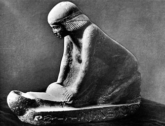 Ägyptische Grabfigur einer Frau, die mit einem Sattelquern Korn mahlt, ca. 2500 v. Chr.