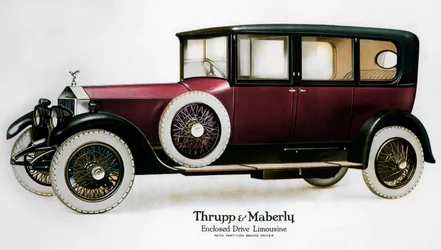 Geschlossener Rolls-Royce-Limousine mit Trennwand hinter dem Fahrer