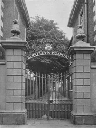 Eingangstor, Berkeleys Hospital, Worcester, Worcestershire, 1924