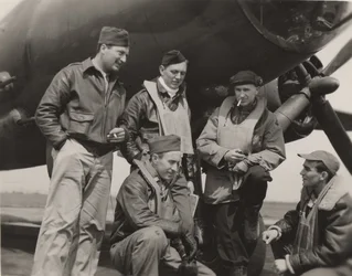 Ernie Pyle mit einer Bomberbesatzung