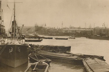 Treue Schiffe, die Londons Bedürfnisse bedienen: Der Pool vom Zollhaus bis Billingsgate, ca. 1935