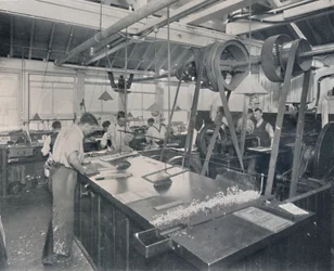 Letzte Arbeiten in der Gießerei. Zuschneiden der Platten und Fertigstellung, 1917
