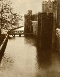 Hochwasser im Graben des Tower of London, 1928, 1935