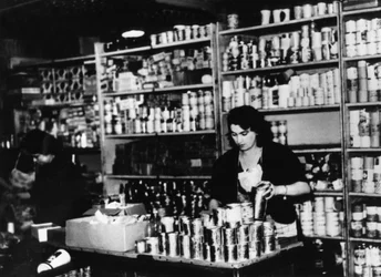 Lebensmittelgeschäft im besetzten Paris, um 1941