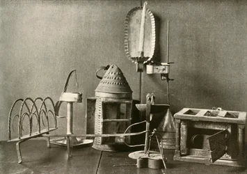 Fußwärmer, Öllampen, Kerzenleuchter, Zinnlaterne und Toaster, 18. Jahrhundert, 1937