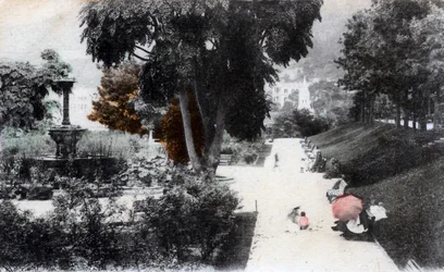 Brunnen in einem öffentlichen Garten, Hongkong, 20. Jahrhundert