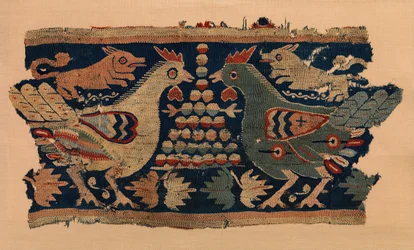 Fragment eines Wandbehangs mit einander zugewandten Hähnen und laufenden Hunden, koptisch, 4.-6. Jahrhundert.
