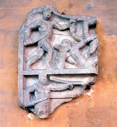 Fragment eines römischen Reliefs, das Gladiatoren im Kampf zeigt