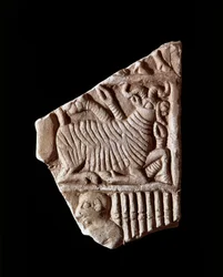 Fragment eines Basreliefs, 2500 v. Chr.