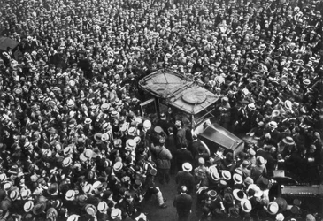 Französische Menschenmengen jubeln Pershing und Joffre zu, Hotel Crillon, Paris, Erster Weltkrieg, 1917