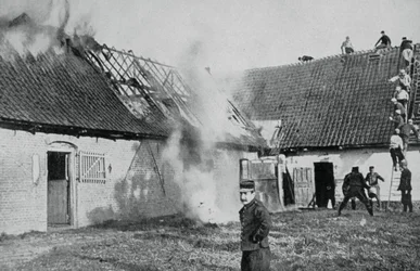 Französische Soldaten bekämpfen ein Feuer, das durch deutsche Brandbomben verursacht wurde, Artois, Erster Weltkrieg, 1915