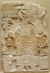 Vorderseite einer Stela freistehender Stein mit Relief, 692