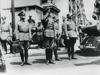 General von Bock salutiert deutschen Truppen, die am Arc de Triomphe vorbeimarschieren, Paris, 14. Juni 1940