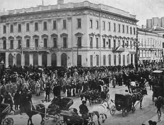 Deutsche und österreichische Gefangene werden durch die Straßen von Petrograd marschiert, 1915