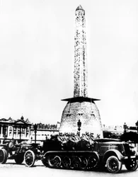 Deutsche Artillerie fährt durch den Place de la Concorde, Paris, 1940