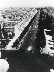 Deutsche Truppen paradieren auf den Champs-Élysées, Paris, 14. Juni 1940