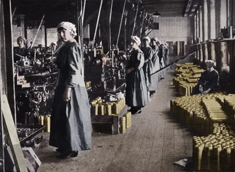Mädchenarbeiterinnen in einer Munitionsfabrik, 1915