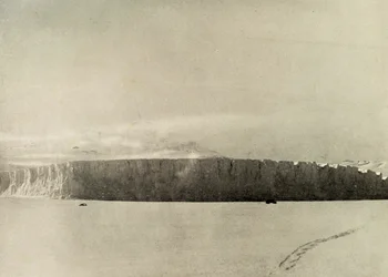 Gletscher südlich von Cape Barne, mit Motorfahrzeug auf dem Meereis, ca. 1908