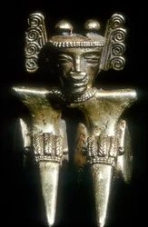 Goldene präkolumbianische sitzende Figur, Quimbaya, Kolumbien, vor dem 14.-15. Jahrhundert