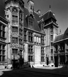 Gotische Architektur: Fassade des Innenhofs des Palastes von Jacques Coeur (1395-1456), Händler von Bourges