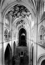 Gotische Architektur: Blick auf das Kirchenschiff vom Triforium. 1321-1504 Kathedrale von Saint Antolin, Palencia, Spanien