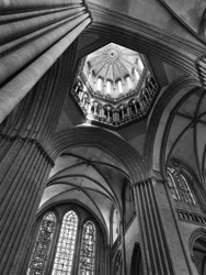 Gotische Kunst: Kreuzung des Querschiffs und Ansicht des Laternturms. 1250 Kathedrale Notre Dame de Coutances (Manche)