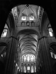 Gotische Kunst: die Gewölbe des Kirchenschiffs und des Chors. St. Stephanus Kirche, Caen (Calvados)