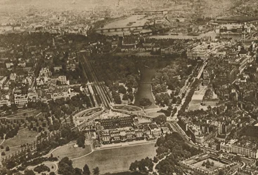 Grüne Wälder am Wasser von Westminster: Teil des Herrenhauses von Hyde unter dem Flügel des Doppeldeckers