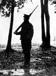 Grauer Morgen auf dem Schlachtfeld, britische Kavallerie, belgische Grenze, Erster Weltkrieg, 1914