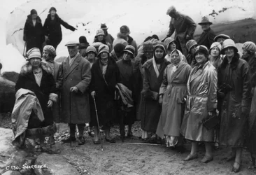 Gruppe von Touristen besucht Svartisen, Nordnorwegen, 1929