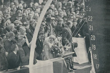 HRH Herzogin von York mit Herzog von York, Taufe der Strathmore am 4. April 1935