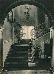 Haus H., Dresden: Die Treppe. Entworfen von Professor E. Haiger, ausgeführt von der Vereinigten Werkstätten