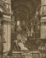 Hochaltar von St. Pauls, gesehen durch das lange Kirchenschiff, um 1935