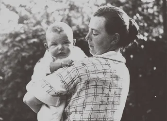 Hilde Mangold 1898-1924 mit ihrem Baby, 1924