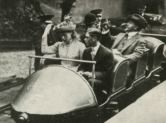 Seine Majestät und Prinzessin Mary auf der Alpenbahn, Earls Court Ausstellung, 1913, 1937