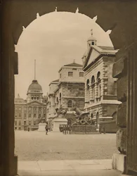 Horse Guards Parade eingerahmt im Torbogen des Treasury Passage, um 1935