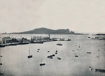Howth - Gesamtansicht des Hafens und Irelands Eye, 1895
