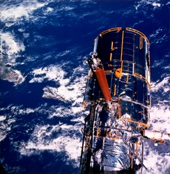 Hubble-Weltraumteleskop über der Erde