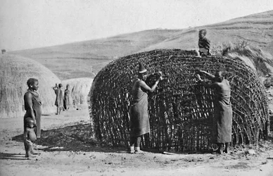 Hüttenbau in Zululand