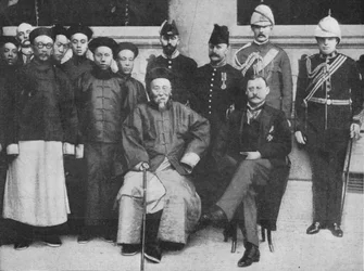 In Fernost - Eine interessante Gruppe in Hongkong, aufgenommen bevor Li Hung nach Peking ging, 1900