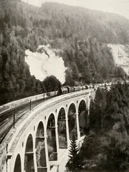 Im Semmering-Tal, Österreich. Ein Güterzug überquert das gebogene Gamperl-Viadukt, 1935-36