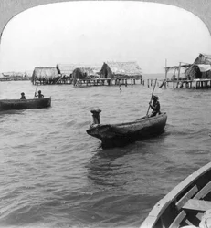 Indianer in Baumstammkanus, Maracaibo-See, Venezuela, ca. 1900er Jahre