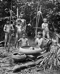 Indianer vom Putumayo-Fluss mit einem abgetrennten Kopf, Amazonien