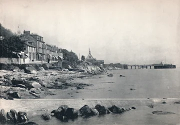 Innellan - Zeigt den felsigen Strand und den Dampfschiffpier, 1895